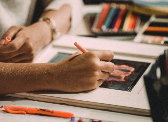 Artista dibujando una obra de arte